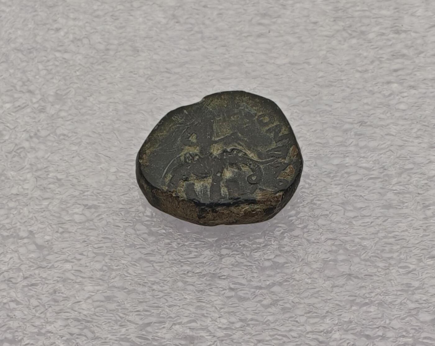 瓶子🏺第231期拍卖会 公元158–195年贵霜帝国胡韦什卡（Huvishka）时期的四德拉克马铜币   正面：国王胡韦什卡骑在战象上，手持象钩，周围环绕巴克特里亚文铭文  背面：贵霜神奥索Oesho的立像，手持三叉戟，象征王权与神权的结合