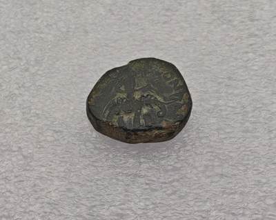 瓶子🏺第231期拍卖会 公元158–195年贵霜帝国胡韦什卡（Huvishka）时期的四德拉克马铜币   正面：国王胡韦什卡骑在战象上，手持象钩，周围环绕巴克特里亚文铭文  背面：贵霜神奥索Oesho的立像，手持三叉戟，象征王权与神权的结合 15.58克