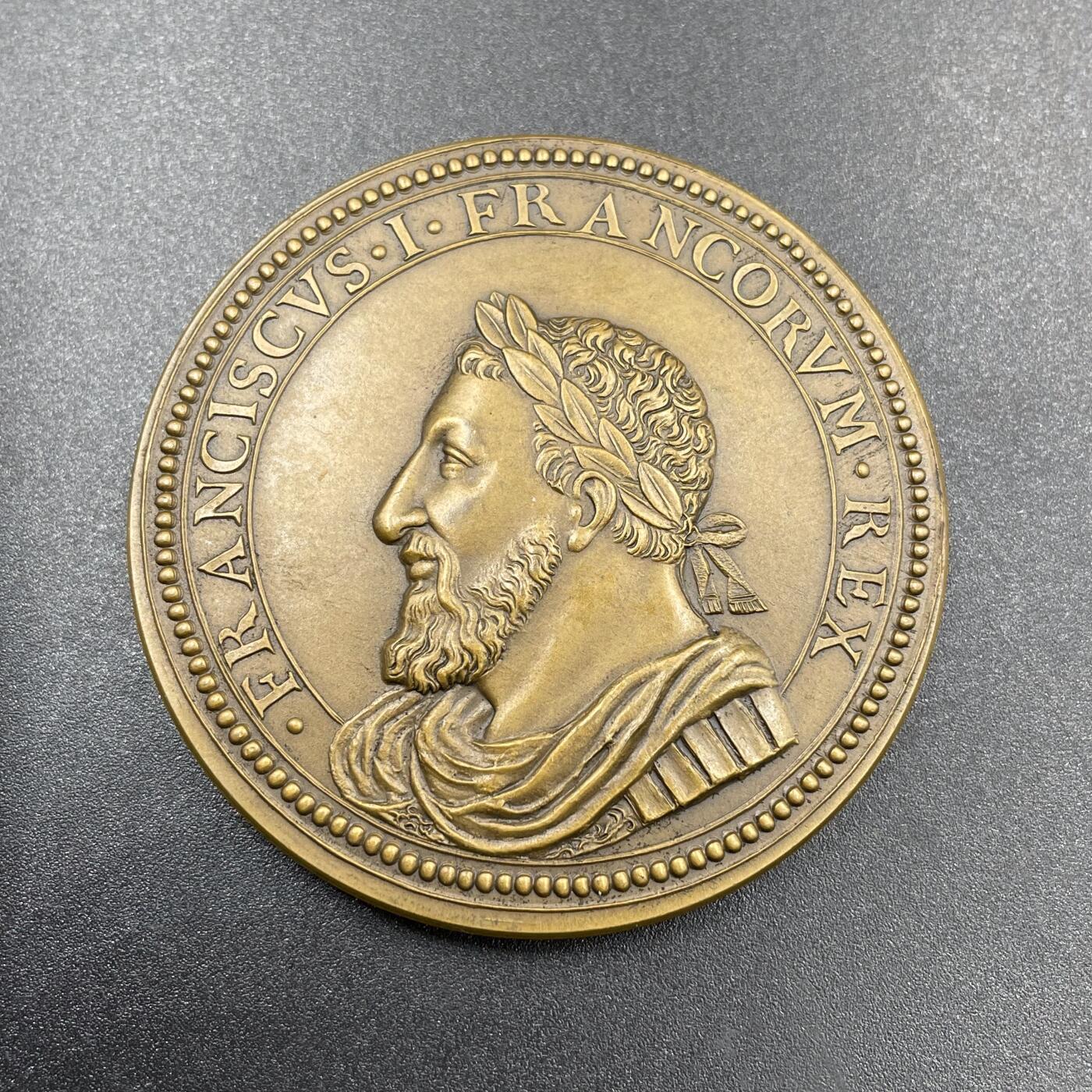 「木头集藏」章牌专场-第69场 法国国王弗朗索瓦一世，直径：54.5 mm，76.5 g，边铭：丰饶角 BROZNE，弗朗索瓦一世（1494–1547）是法国文艺复兴的核心人物，他大力引进意大利艺术，邀请达·芬奇等大师前往法国，被誉为“法国文艺复兴之父”。