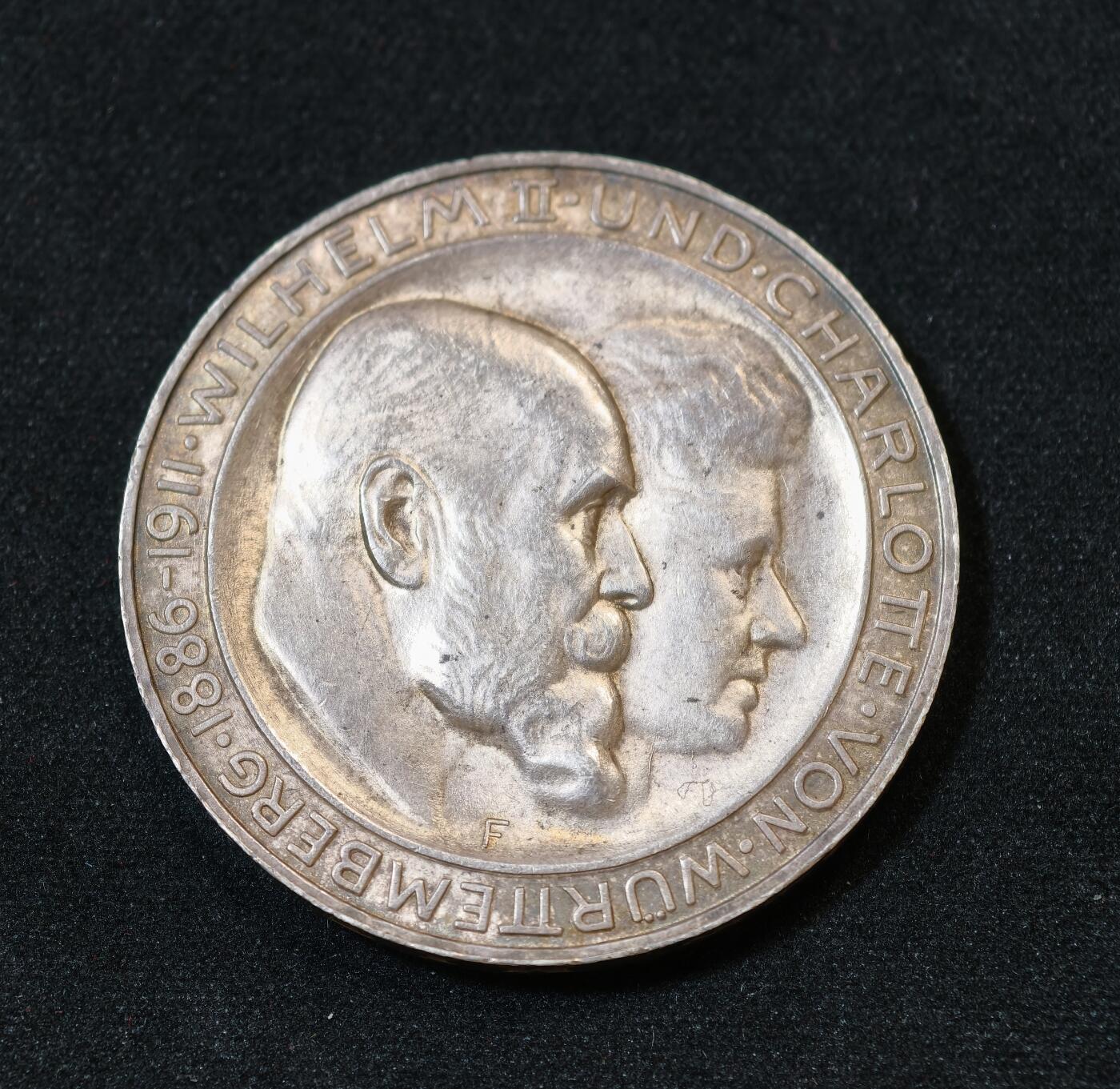 甄臻铺-世界币章拍卖（第53期），甄品场拍品征集中，送拍享返佣金等优惠多多 1911年 德国-符腾堡 威廉二世银婚 3马克 包浆好，正反面底光都不错，细节见图