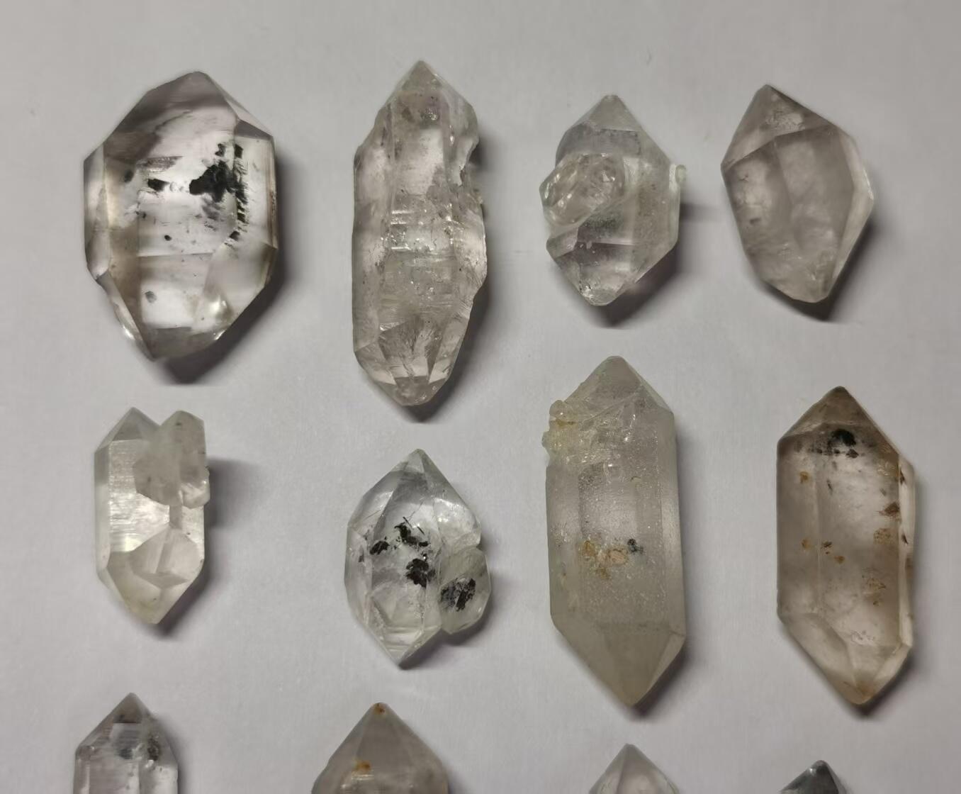 七河·世界世界币章杂件小拍（总第40期） 藏家出品X759（6）云贵闪灵水晶原石一组共12件，总重量约50多克 本件拍品由合作藏家邮寄