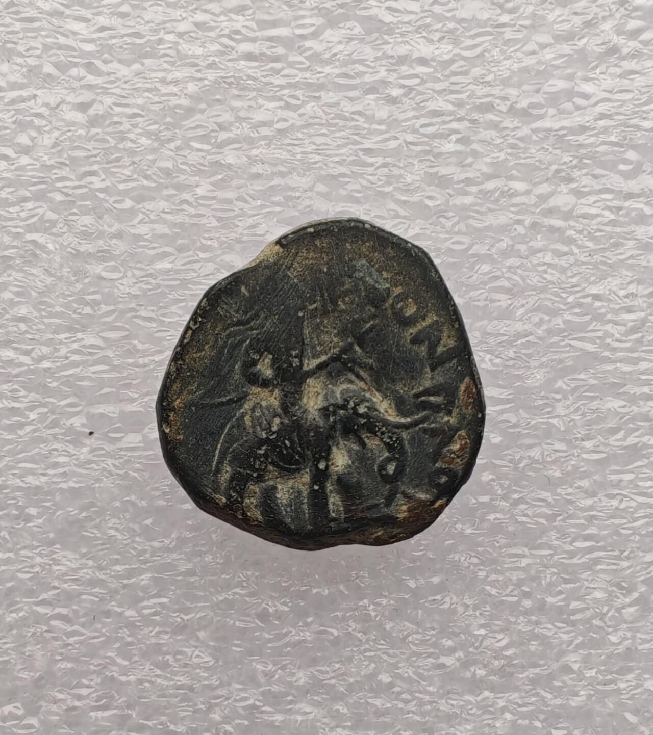 瓶子🏺第231期拍卖会 公元158–195年贵霜帝国胡韦什卡（Huvishka）时期的四德拉克马铜币   正面：国王胡韦什卡骑在战象上，手持象钩，周围环绕巴克特里亚文铭文  背面：贵霜神奥索Oesho的立像，手持三叉戟，象征王权与神权的结合