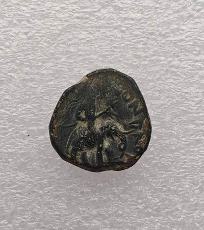 瓶子🏺第231期拍卖会 公元158–195年贵霜帝国胡韦什卡（Huvishka）时期的四德拉克马铜币   正面：国王胡韦什卡骑在战象上，手持象钩，周围环绕巴克特里亚文铭文  背面：贵霜神奥索Oesho的立像，手持三叉戟，象征王权与神权的结合 15.58克