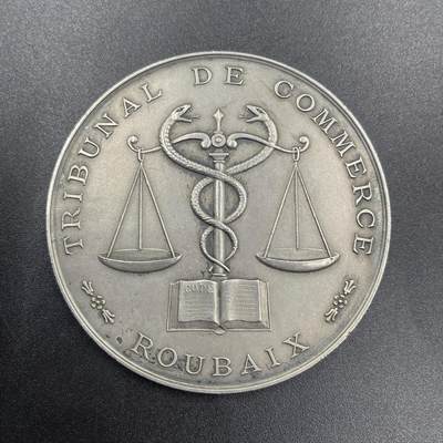 「木头集藏」章牌专场-第69场 - 1935年法国鲁贝商事法庭银奖章，直径：57 mm，75.1 g，边铭：菱形厂标 ARGENT，正面将代表商业的双蛇杖与象征公平的天平刻画在一起，代表着商事法庭在商业活动中维护公平与秩序的职责，背面刻字介绍获奖人Eugène Rasson 21年的职业生涯。少见银章，品相不错