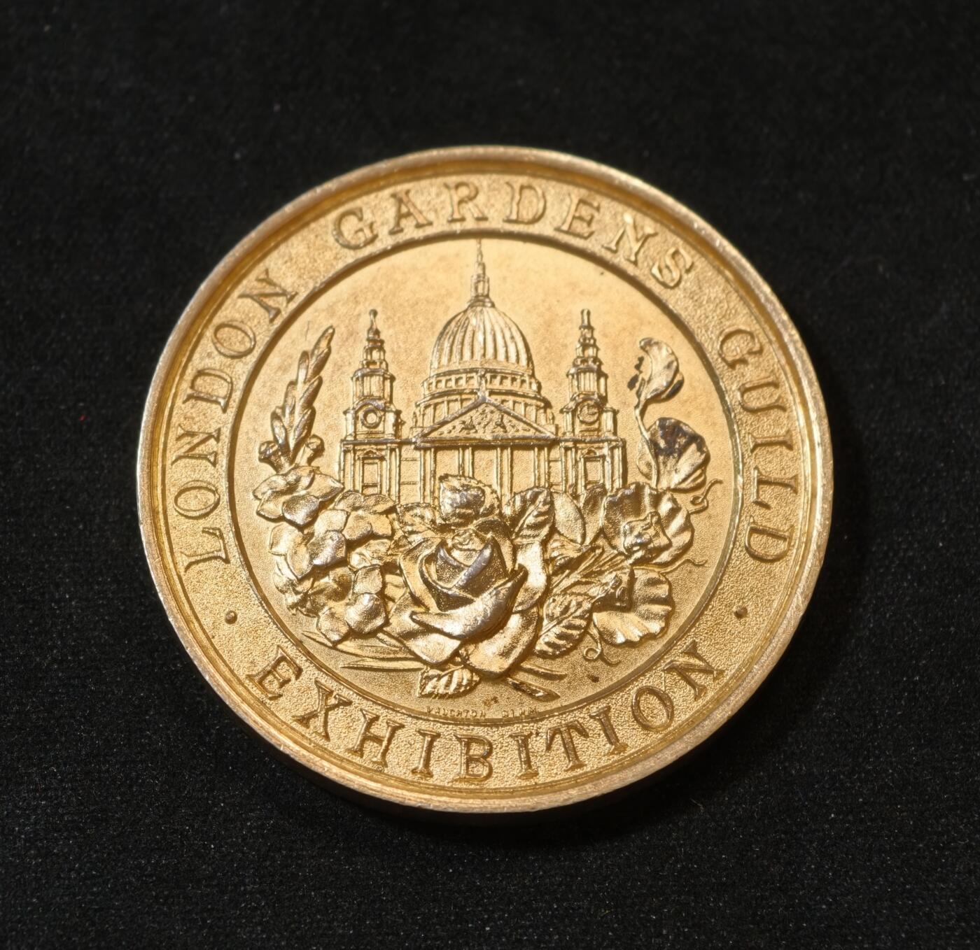 甄臻铺-世界币章拍卖（第53期），甄品场拍品征集中，送拍享返佣金等优惠多多 1931年伦敦园艺协会（London Gardens Guild）颁发的银质镀金纪念奖章，重30.391克，直径38.3毫米，原装蓝色绒面外盒。正面为协会建筑浮雕，背面花环装饰，无刻铭，带银标，大师沃顿斯作品。
