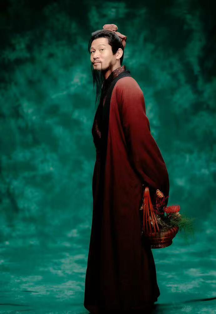 零元拍：金风送爽，东篱菊香，2026马年春晚《贺花神》九月菊花花神余皑磊老师亲签菊花花神春帖。