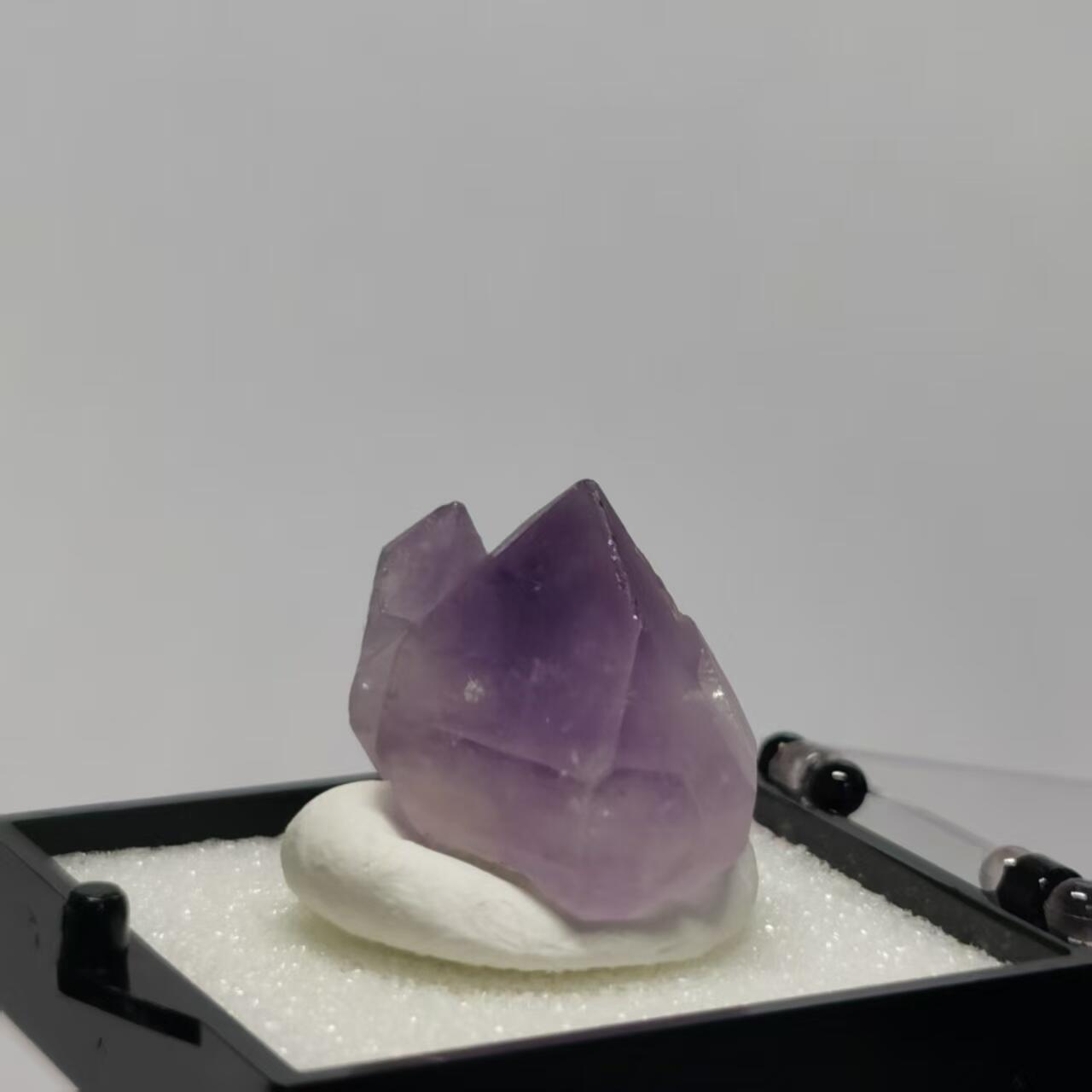 七河·世界世界币章杂件小拍（总第40期） 藏家出品 X749（1）马达加斯加紫水晶原石矿标 盒子矿 本件拍品由合作藏家邮寄