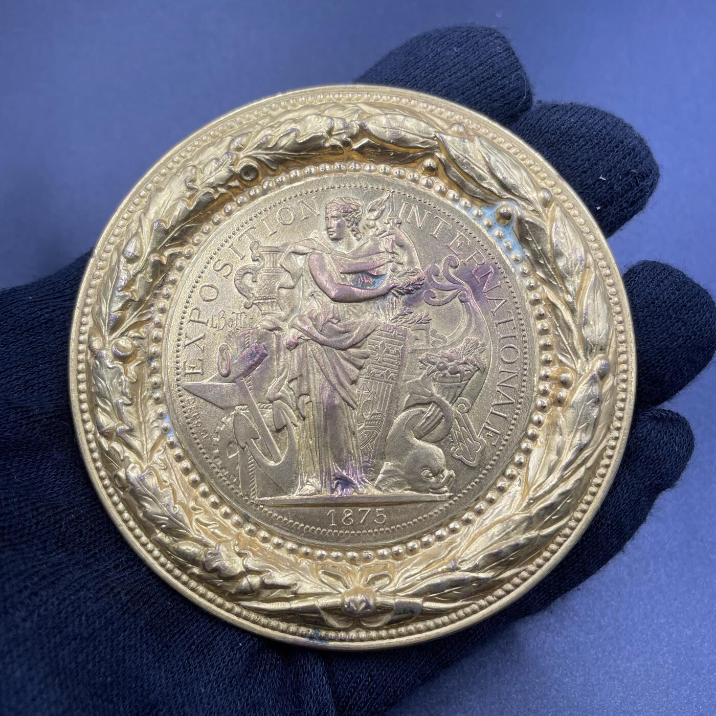 「木头集藏」章牌专场-第69场 A.Bottee～1875年法国国际博览会镀金铜章，直径：78 mm，91.2 g，边缘中空，少见铜章。