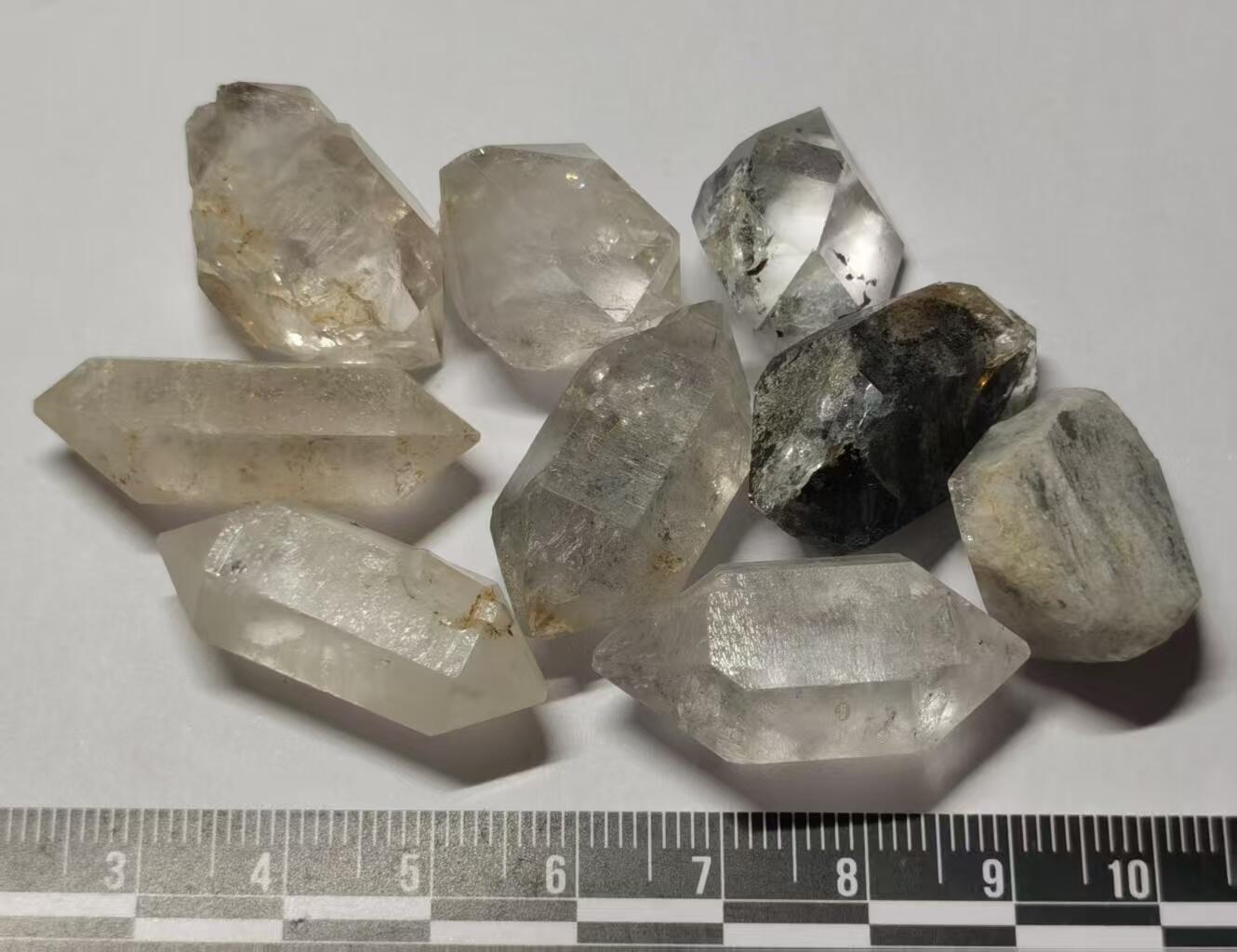 七河·世界世界币章杂件小拍（总第40期） 藏家出品X760（6）云贵闪灵水晶原石一组共9件，总重量约50多克 本件拍品由合作藏家邮寄