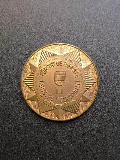 云宸嘉赏-勋臻精藏⭐️元宵节特别专拍场次🎖 - 民主德国人民警察忠诚服役奖章 早期无国徽大版 黄铜质手感极佳