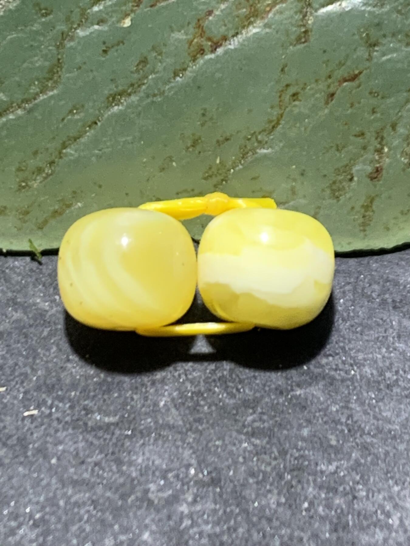 天然俄料原矿蜜蜡小尺寸老形桶珠腰珠两颗，