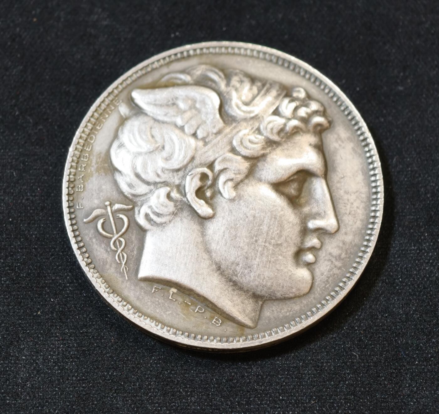 甄臻铺-世界币章拍卖（第53期），甄品场拍品征集中，送拍享返佣金等优惠多多