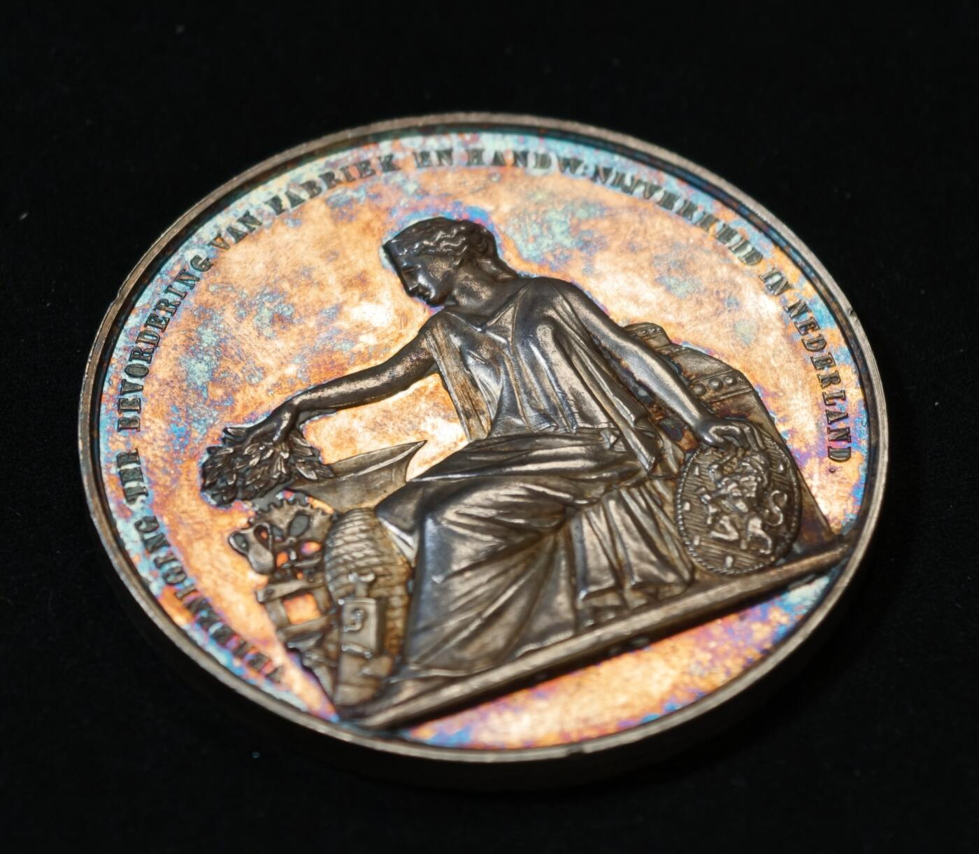 甄臻铺-世界币章拍卖（第53期），甄品场拍品征集中，送拍享返佣金等优惠多多 1869年荷兰阿姆斯特丹国际博览会银质纪念章，重54克，直径52.5毫米，五彩原包浆。正面是农业女神浮雕，背面环绕花环，刻有“AMSTERDAM 1869”字样，少见品种。