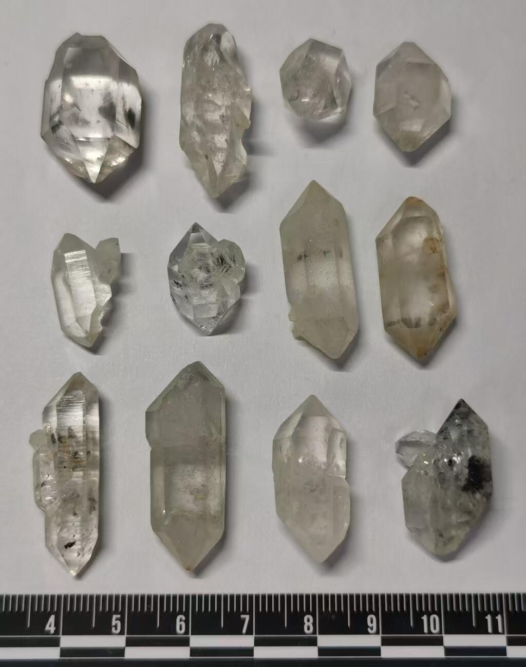 七河·世界世界币章杂件小拍（总第40期） 藏家出品X759（6）云贵闪灵水晶原石一组共12件，总重量约50多克 本件拍品由合作藏家邮寄