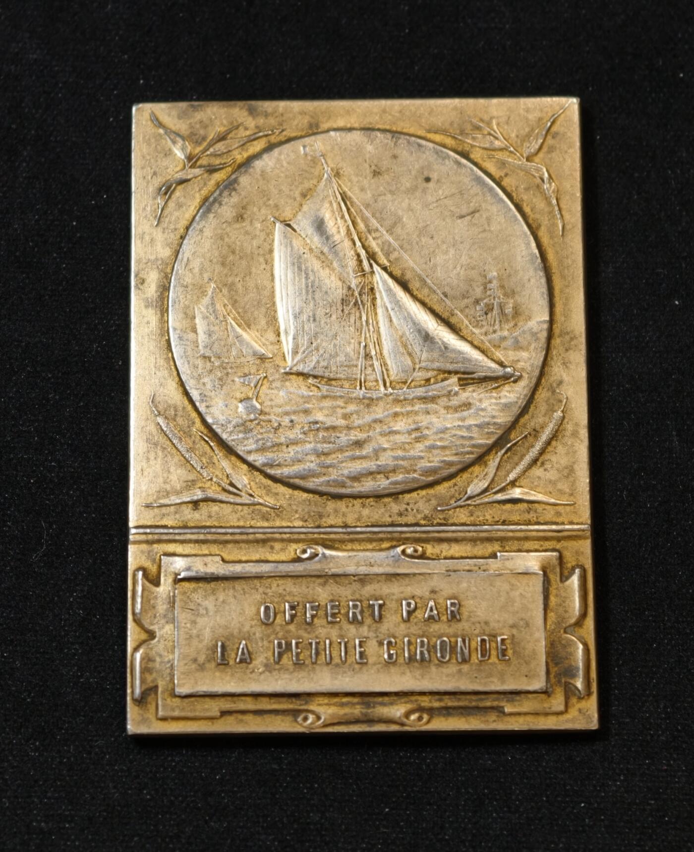 甄臻铺-世界币章拍卖（第53期），甄品场拍品征集中，送拍享返佣金等优惠多多 19世纪法国吉伦特省《小吉伦特报》镀金纪念银章，重46.55克，尺寸50.7毫米 x 35.5毫米，菱形厂标，野猪头ARGENT边铭，正面帆船图案，背面橄榄枝和花环装饰，刻有