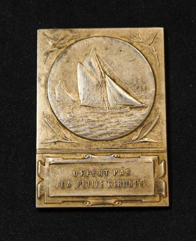 甄臻铺-世界币章拍卖（第53期），甄品场拍品征集中，送拍享返佣金等优惠多多 - 19世纪法国吉伦特省《小吉伦特报》镀金纪念银章，重46.55克，尺寸50.7毫米 x 35.5毫米，菱形厂标，野猪头ARGENT边铭，正面帆船图案，背面橄榄枝和花环装饰，刻有"OFFERT PAR LA PETITE GIRONDE"字样。