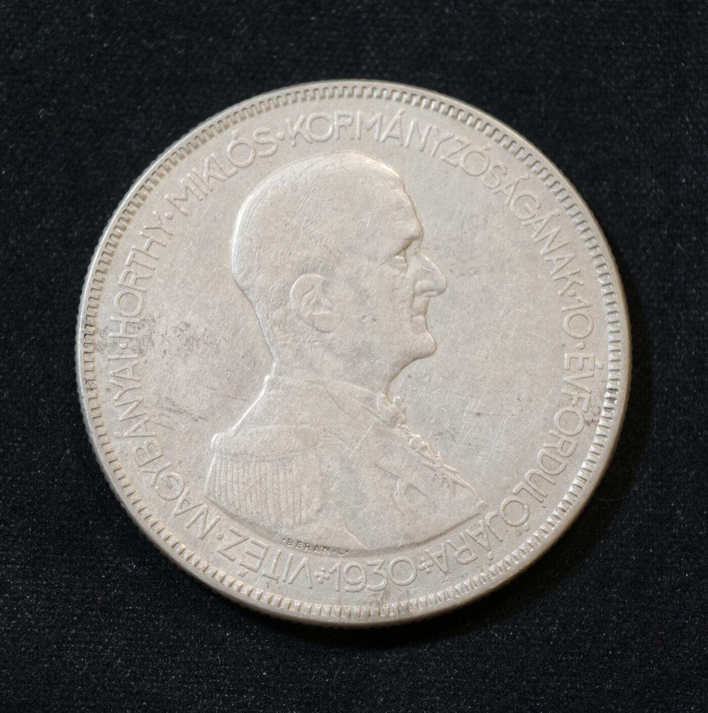 甄臻铺-世界币章拍卖（第53期），甄品场拍品征集中，送拍享返佣金等优惠多多 匈牙利 霍尔蒂摄政10周年  1930  5潘果  36mm  25.1g  ，细节见图