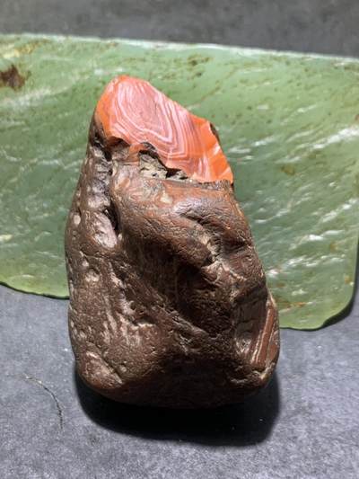 精美铁红皮开窗料南红玛瑙原石一颗， - 精美铁红皮开窗料南红玛瑙原石一颗，