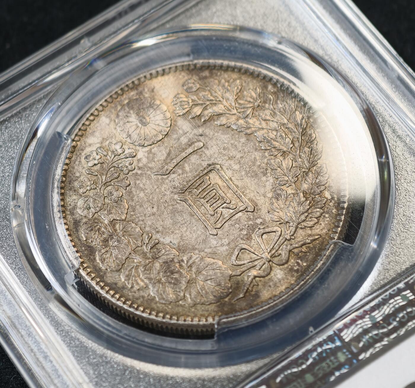 甄臻铺-世界币章拍卖（第53期），甄品场拍品征集中，送拍享返佣金等优惠多多 PCGS-MS61 日本大正三年（1914）龙洋一圆银元。酱彩老包浆，状态极佳。