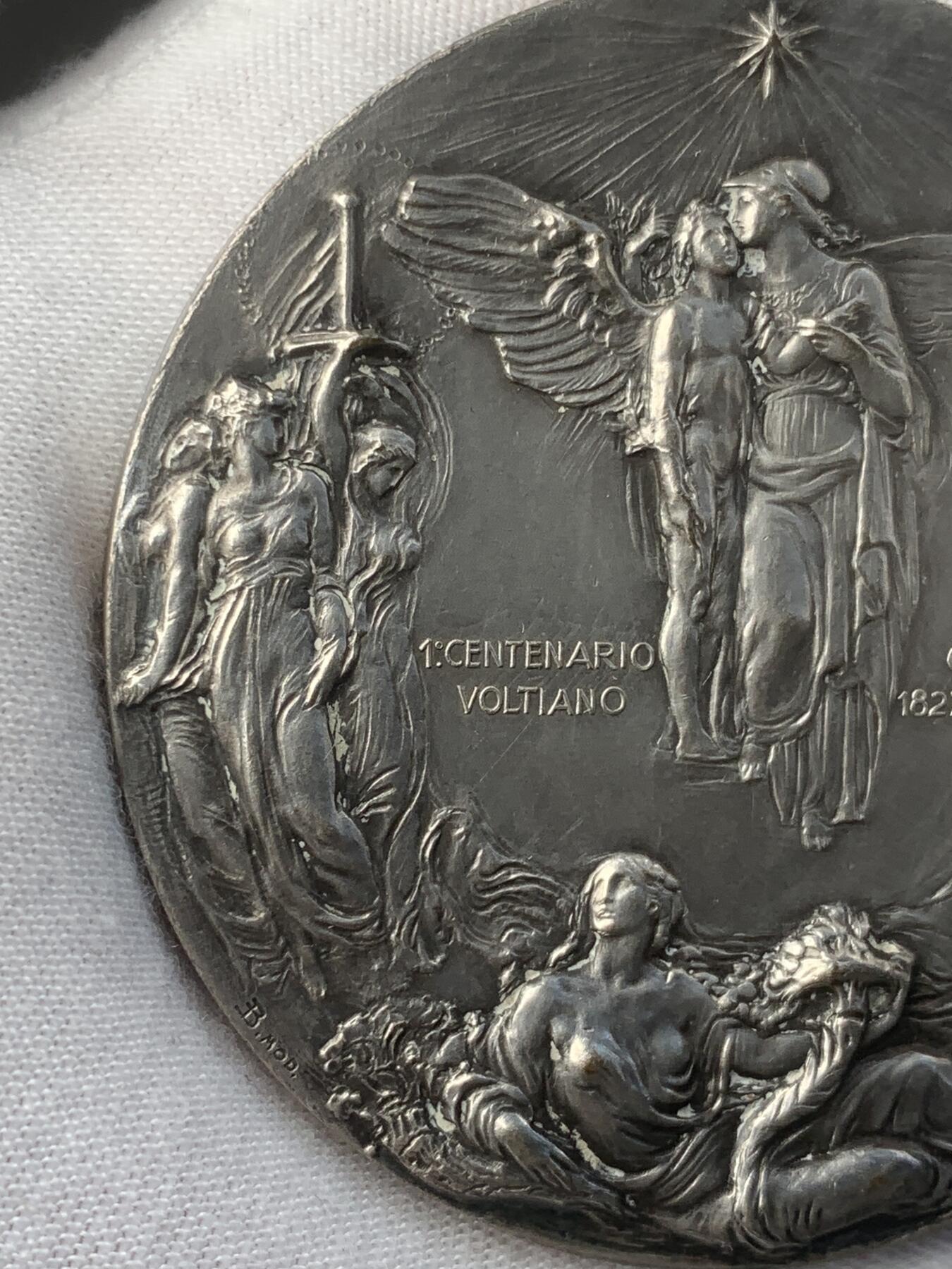 掌中浮雕-藏着的欧洲第053场 1927年意大利物理学家伏特逝世100周年镀银铜章 G.Lonazzi雕刻，59mm, (边缘无磕碰，仅一处漏铜，如图）