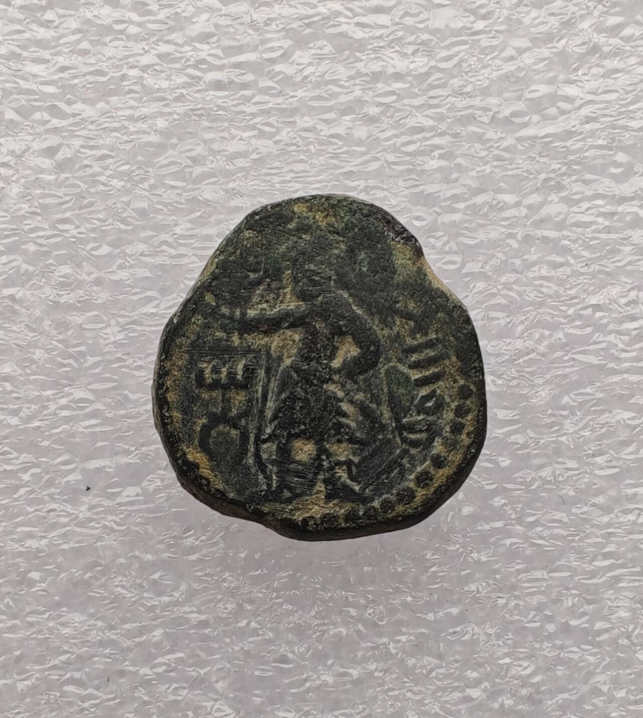 瓶子🏺第231期拍卖会 公元158–195年贵霜帝国胡韦什卡（Huvishka）时期的四德拉克马铜币   正面：国王胡韦什卡骑在战象上，手持象钩，周围环绕巴克特里亚文铭文  背面：贵霜神奥索Oesho的立像，手持三叉戟，象征王权与神权的结合