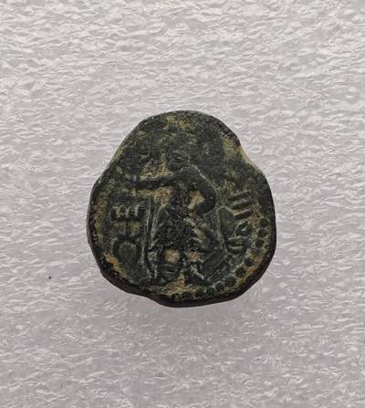 瓶子🏺第231期拍卖会 公元158–195年贵霜帝国胡韦什卡（Huvishka）时期的四德拉克马铜币   正面：国王胡韦什卡骑在战象上，手持象钩，周围环绕巴克特里亚文铭文  背面：贵霜神奥索Oesho的立像，手持三叉戟，象征王权与神权的结合 15.58克