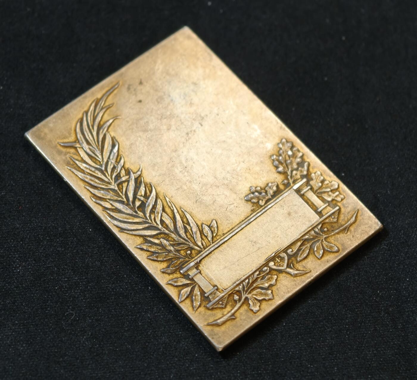 甄臻铺-世界币章拍卖（第53期），甄品场拍品征集中，送拍享返佣金等优惠多多 19世纪法国吉伦特省《小吉伦特报》镀金纪念银章，重46.55克，尺寸50.7毫米 x 35.5毫米，菱形厂标，野猪头ARGENT边铭，正面帆船图案，背面橄榄枝和花环装饰，刻有