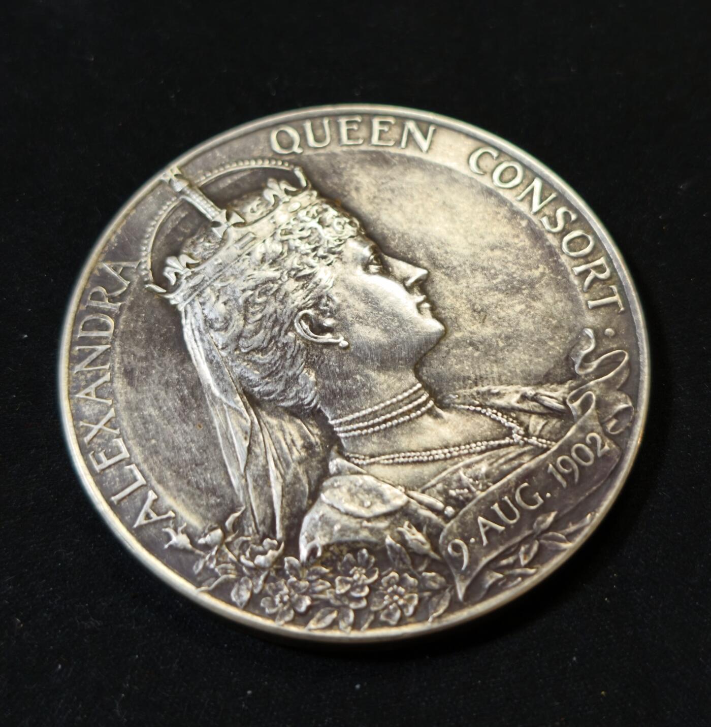 甄臻铺-世界币章拍卖（第53期），甄品场拍品征集中，送拍享返佣金等优惠多多 英国爱德华七世与亚历山德拉王后加冕纪念银币，1902年发行，直径55毫米，重86克，正面爱德华七世头像，背面亚历山德拉王后头像，加冕日期“CROWNED 9 AUGUST 1902”环绕，光边无边铭，币面细节清晰，包浆自然