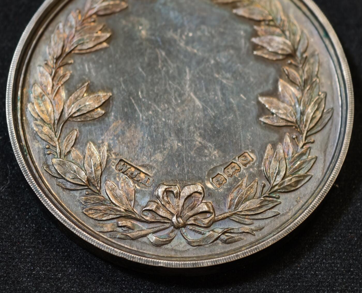 甄臻铺-世界币章拍卖（第53期），甄品场拍品征集中，送拍享返佣金等优惠多多 1917年英国布拉德菲尔德大学纪念银章，重25.8克，直径38.8毫米。正面刻有“Bradfield College”字样及校徽，背面是橄榄枝和奖章图案，银匠大师威廉姆詹姆斯丁利出品