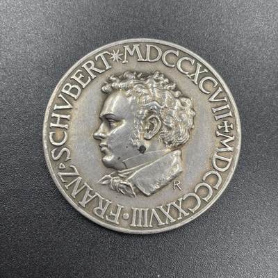 「木头集藏」章牌专场-第69场 - Roth～德国1928年银章 音乐家舒伯特逝世100周年纪念，直径：36mm，19.6g，边铭：巴伐利亚造币厂+含银量900。正面是舒伯特肖像，背面文字大意为“献给不朽的德语歌曲大师”。