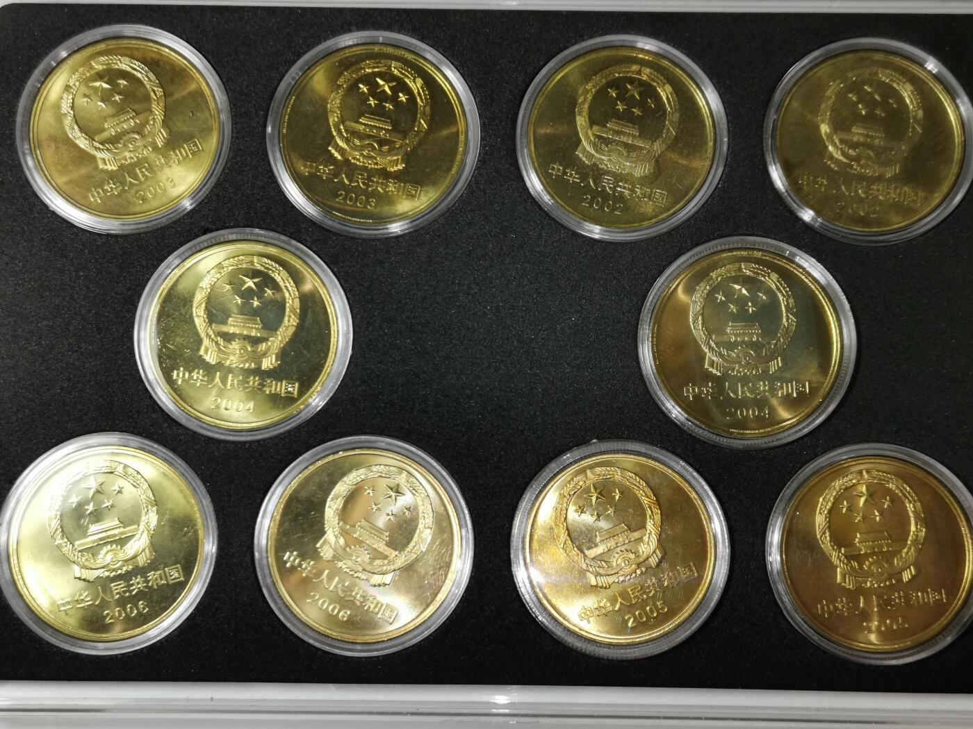 2002年世界文化遗产纪念币大全套十枚，含万里长城、兵马俑、孔庙、故宫、苏州园林、周口店猿人、丽江古城、都江堰、龙门石窟、颐和园。全套10枚，品相美品，铜质，面值5元。按图发货！