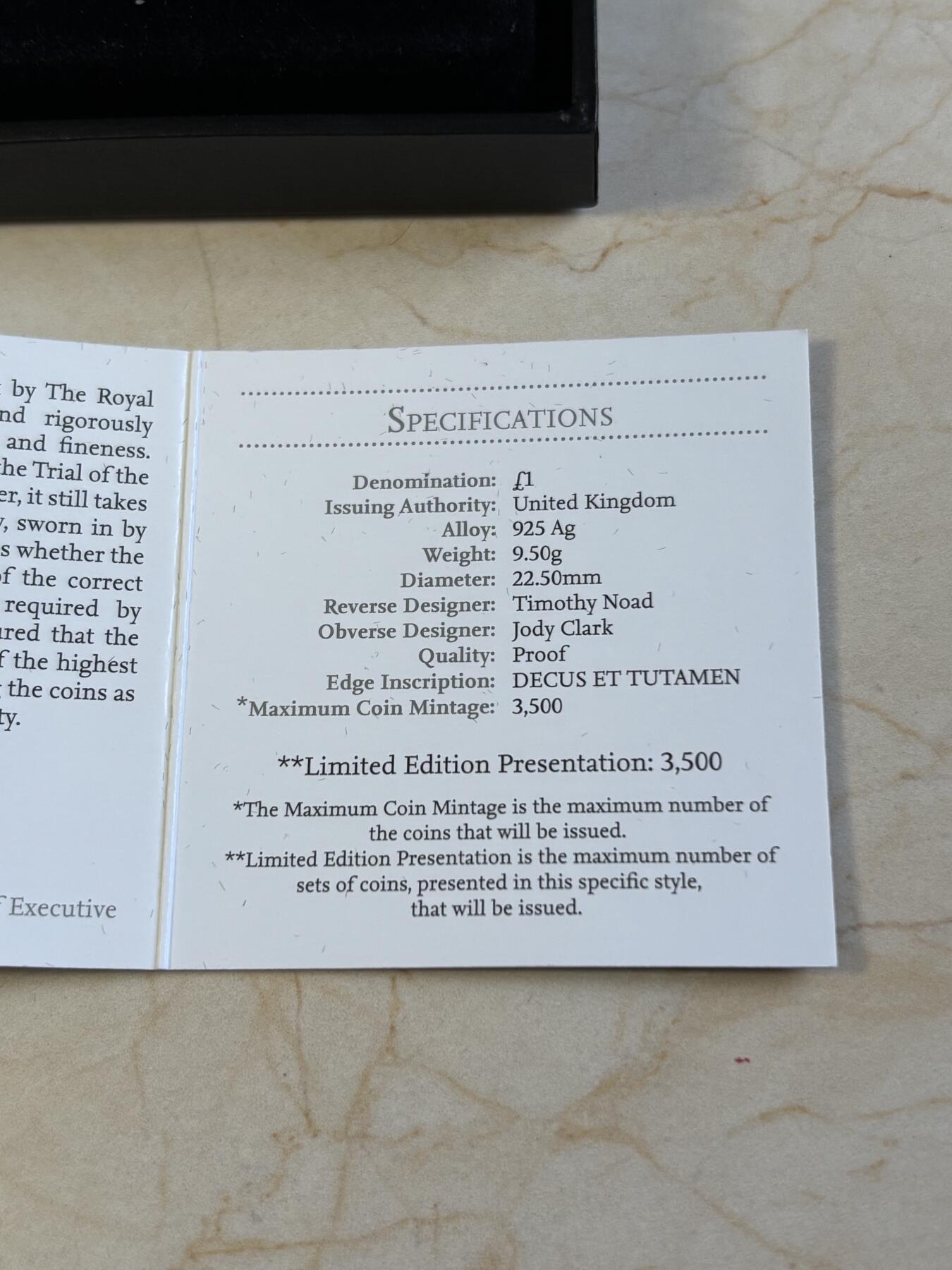 第192期拍卖 英国2015年英国皇家徽章1英镑纪念银币发行3500枚，925银，9.5克，发行3500枚