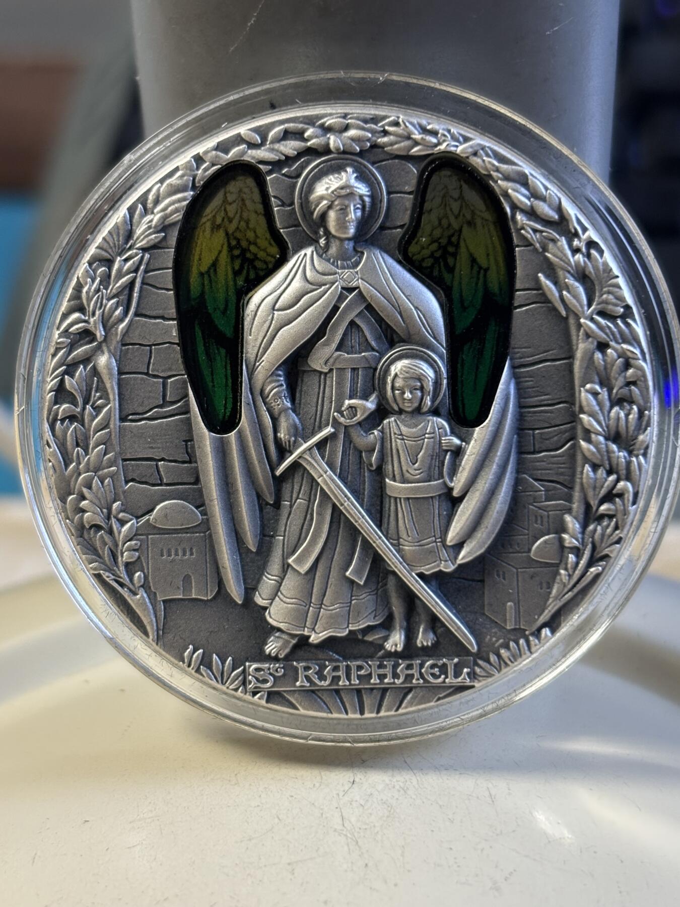 第192期拍卖 喀麦隆2022年天使3大天使拉斐尔嵌彩玻璃2盎司银币，999银，发行500枚