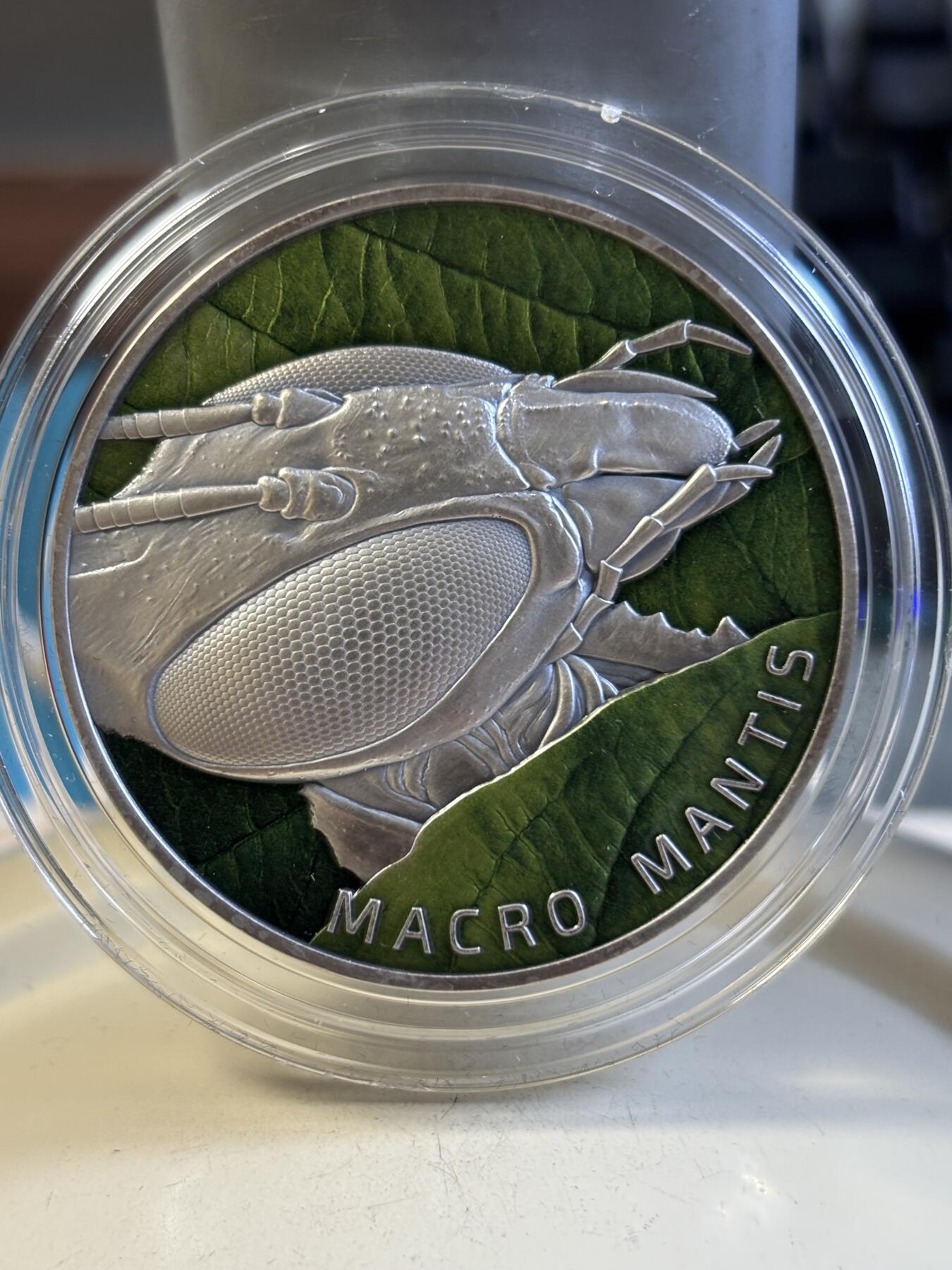 第192期拍卖 纽埃2022年微距昆虫系列螳螂2盎司仿古纪念彩银币，999银，发行500枚