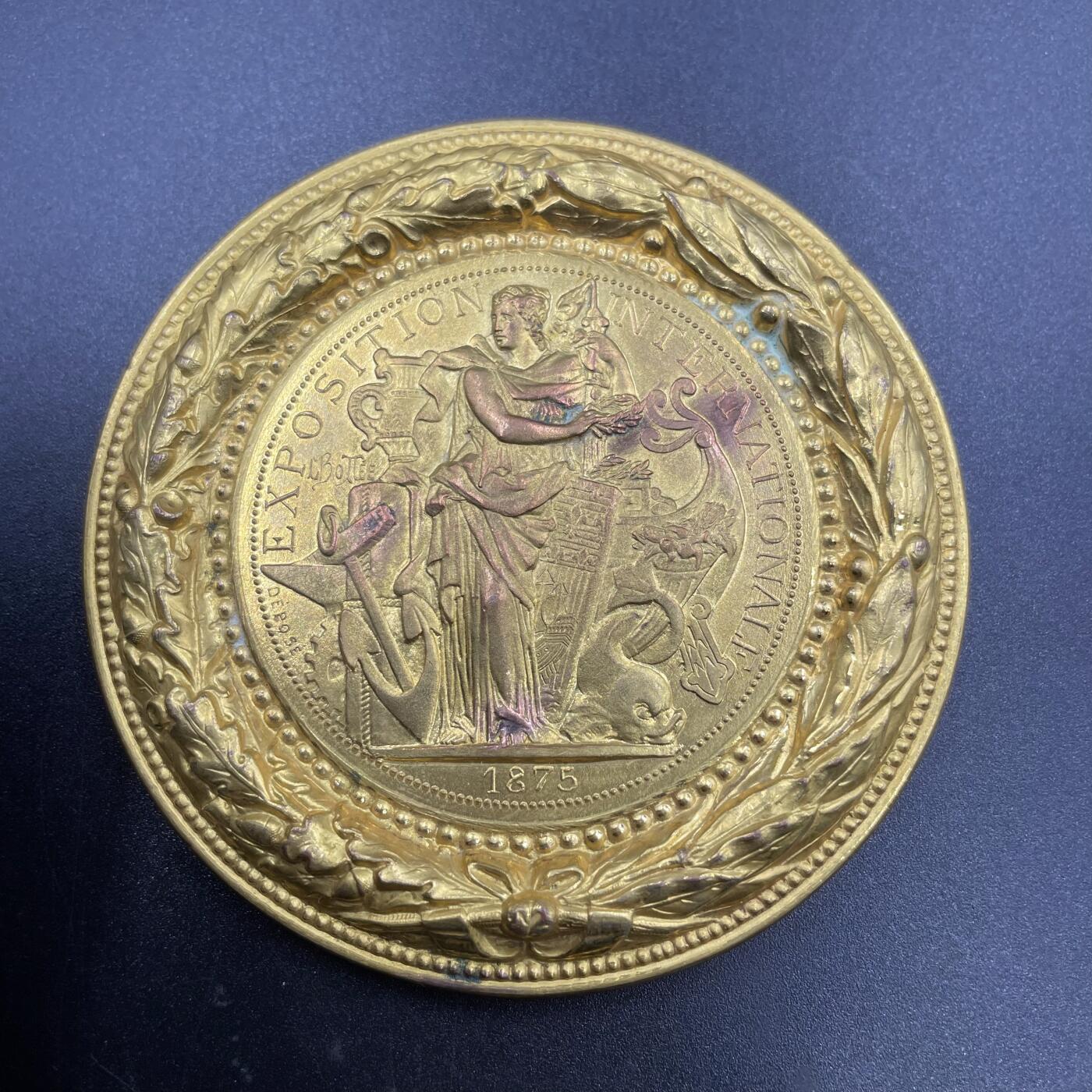 「木头集藏」章牌专场-第69场 A.Bottee～1875年法国国际博览会镀金铜章，直径：78 mm，91.2 g，边缘中空，少见铜章。