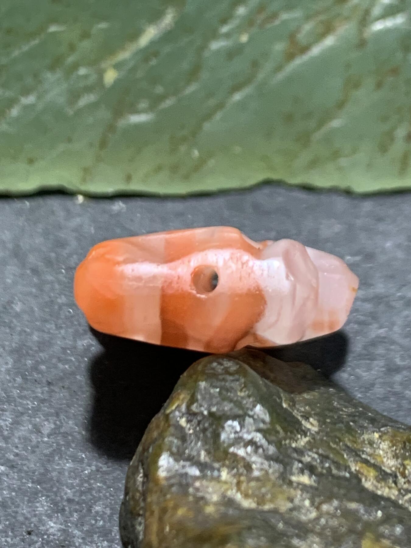 精美川料荔枝冻飘红南红玛瑙雕刻福字福字板珠（背云)一个，