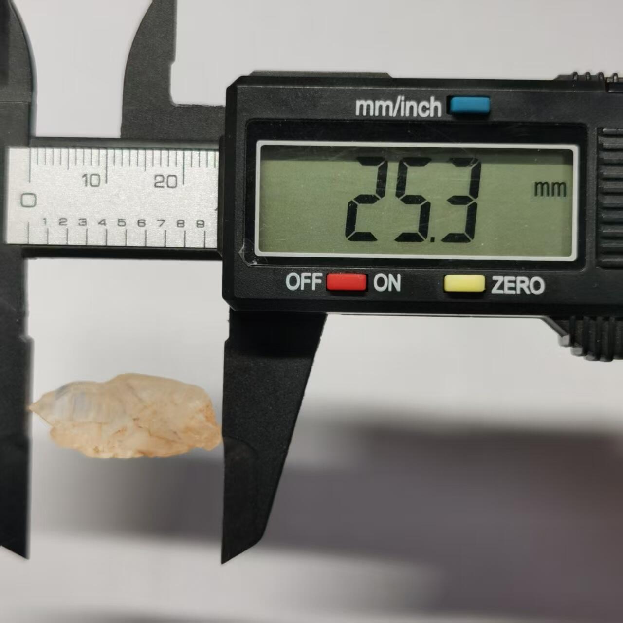 七河·世界世界币章杂件小拍（总第40期） 藏家出品 X740（1）马达加斯加红泥油胆水晶原石矿标 盒子矿 本件拍品由合作藏家邮寄