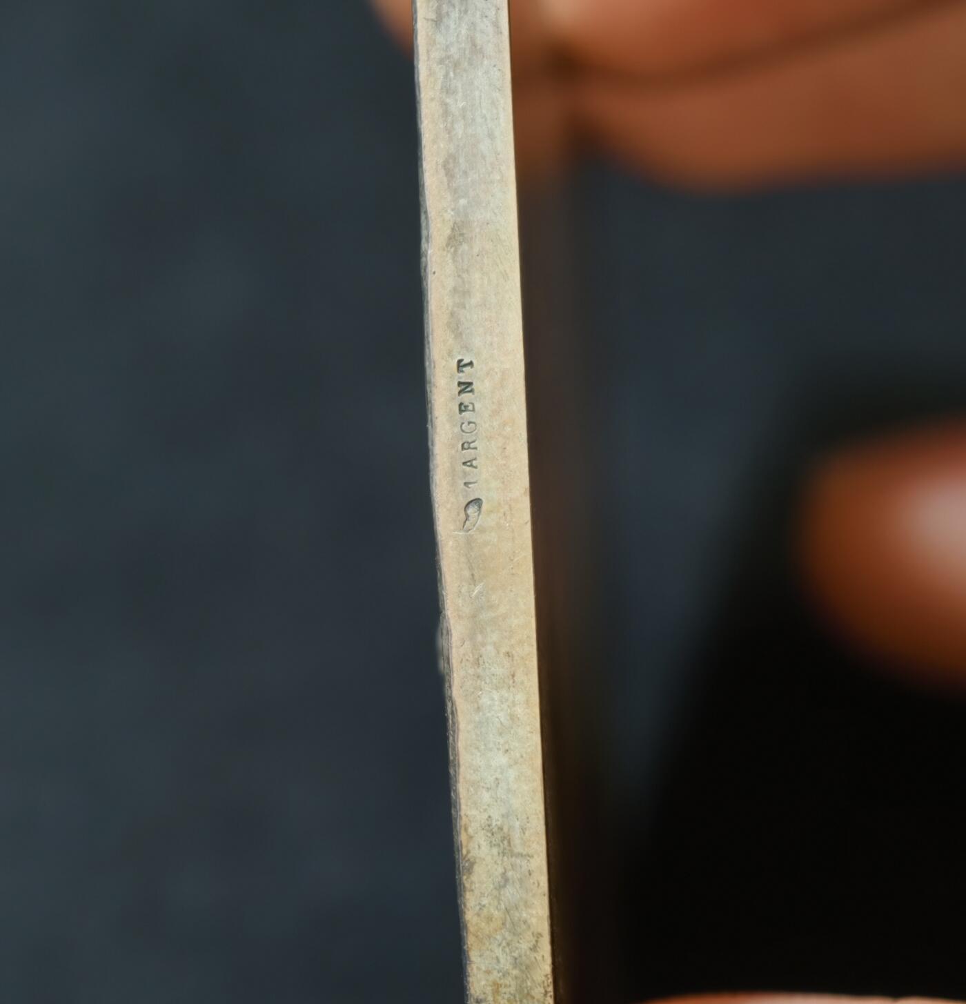 甄臻铺-世界币章拍卖（第53期），甄品场拍品征集中，送拍享返佣金等优惠多多 1949年法国邮政百年纪念银章，单面高浮雕，尺寸60.8毫米 x 43.8毫米，重93.2克，带原装盒子。正面是1849-1949百年纪念，两侧人物浮雕，背面无字，丰饶角1ARGENT边铭