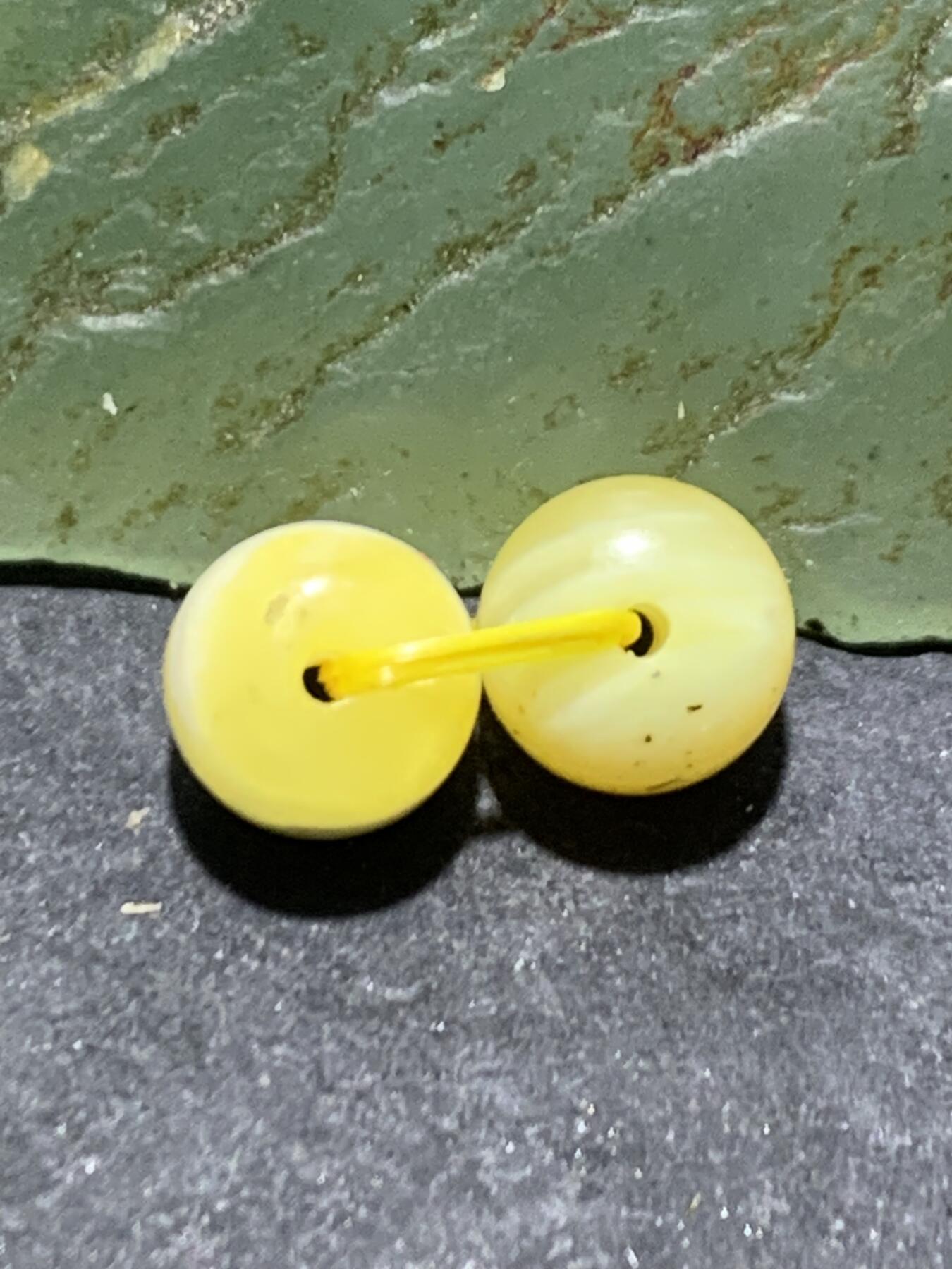 天然俄料原矿蜜蜡小尺寸老形桶珠腰珠两颗，