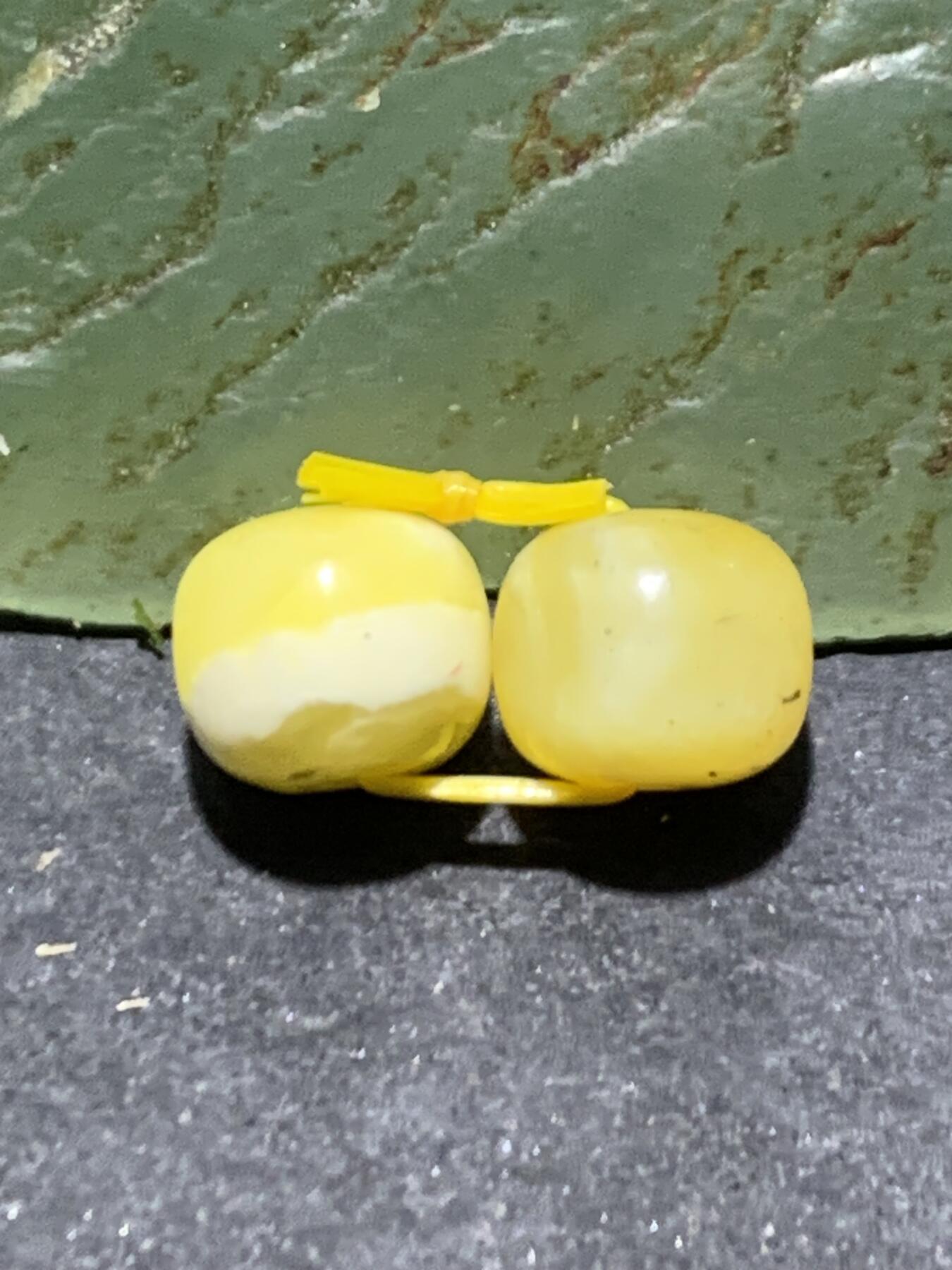 天然俄料原矿蜜蜡小尺寸老形桶珠腰珠两颗，