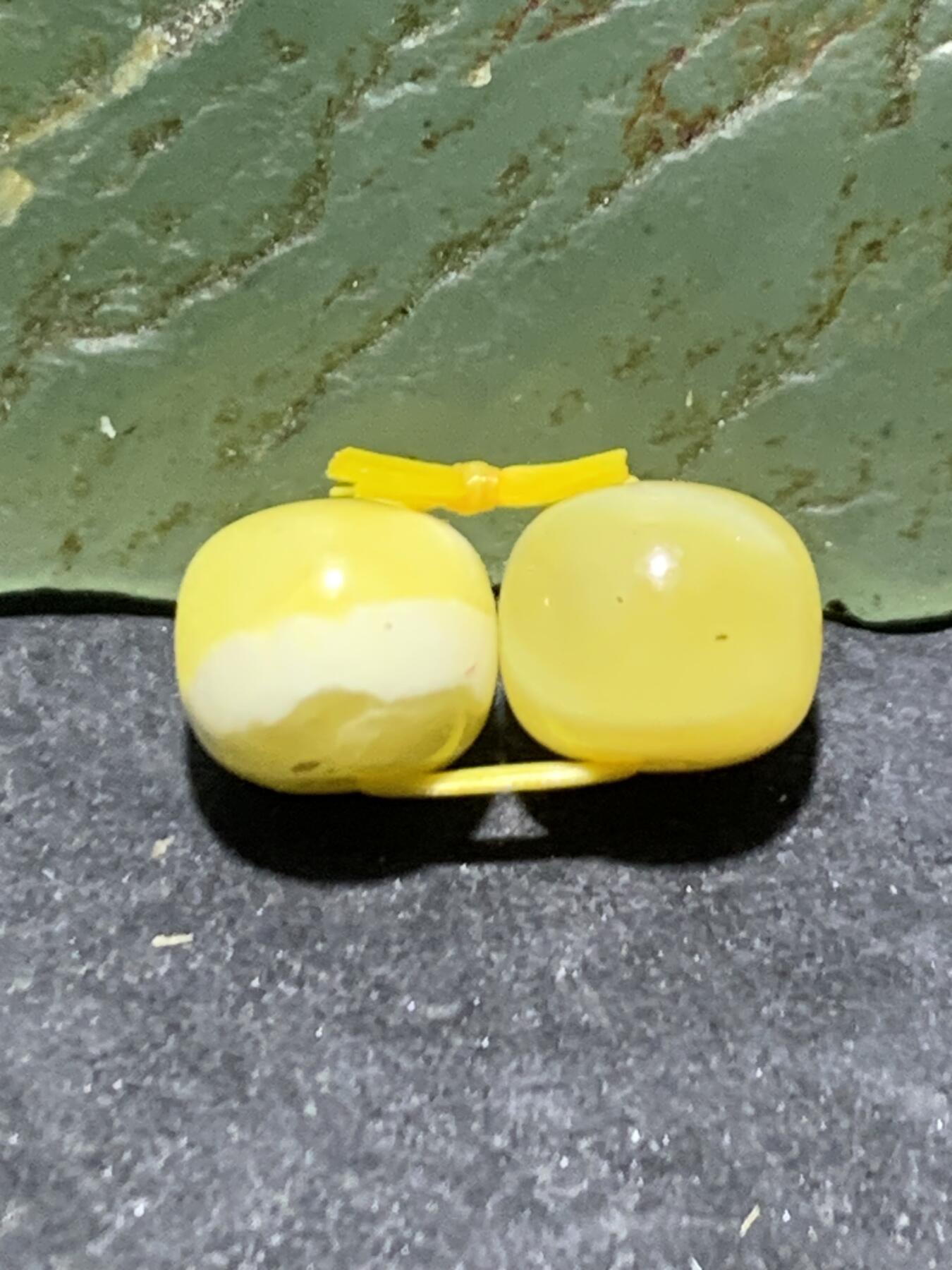 天然俄料原矿蜜蜡小尺寸老形桶珠腰珠两颗，