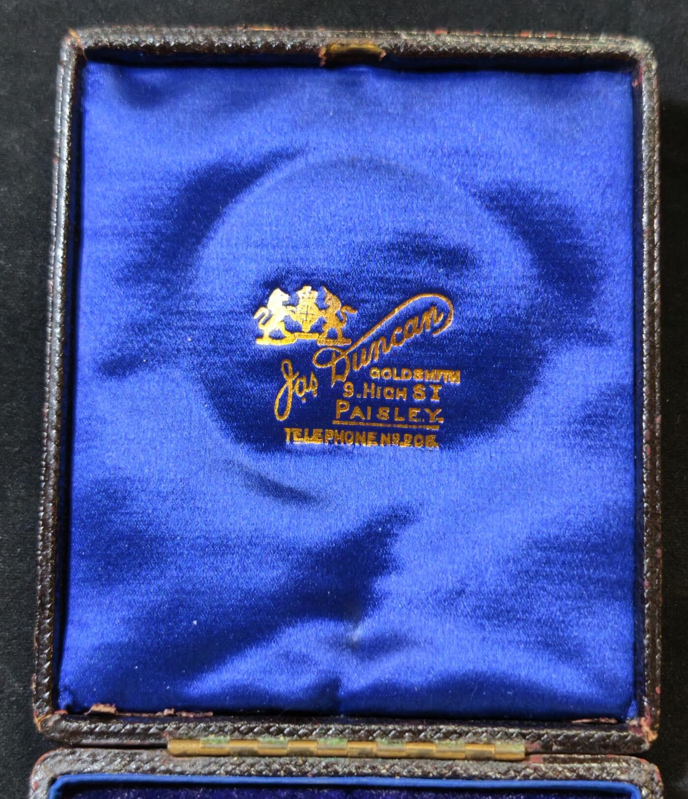 甄臻铺-世界币章拍卖（第53期），甄品场拍品征集中，送拍享返佣金等优惠多多 1901年英国威廉·巴伯·巴伯学院（Wm. B. Barbour Academy, Paisley）颁发的银质奖章，带原装皮盒，奖章圆圈部分直径47.3毫米，重31.7克，不算吊环总高61.1毫米，复杂银匠工艺的典范，底部有英国伦敦银匠标记“S&G”，年份清晰，保存完好