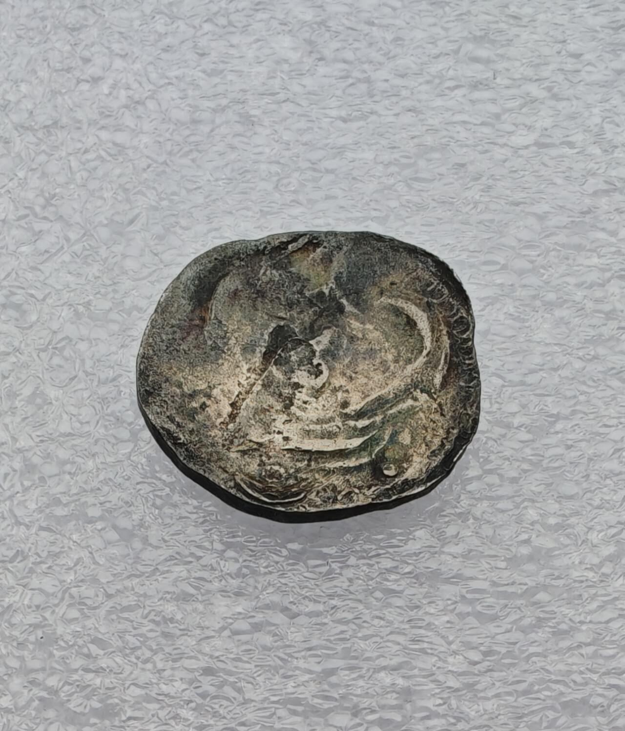 瓶子🏺第231期拍卖会 5-7世纪古骠国（Pyu city-states）银币，缅甸早期城邦的打制银币，是东南亚最早的铸币之一  正面中央为室利靺蹉（Srivatsa） 图案，这是一个源自印度教、象征吉祥与丰饶的符号，在骠国钱币中常被简化为十字/祭坛造型，周围环绕连珠纹 背面图案为海螺（Conch shell），这是毗湿奴的法器之一，象征神圣与权威，也代表骠国对印度教文化的吸收 