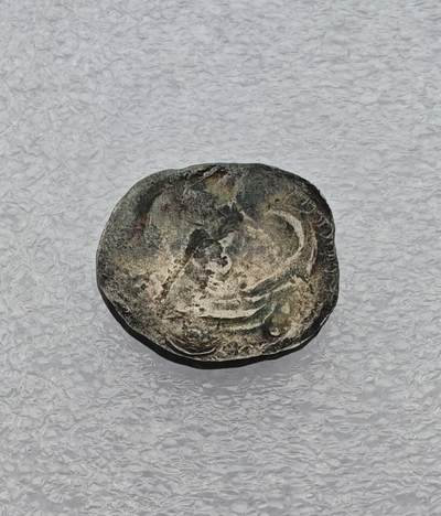 瓶子🏺第231期拍卖会 5-7世纪古骠国（Pyu city-states）银币，缅甸早期城邦的打制银币，是东南亚最早的铸币之一  正面中央为室利靺蹉（Srivatsa） 图案，这是一个源自印度教、象征吉祥与丰饶的符号，在骠国钱币中常被简化为十字/祭坛造型，周围环绕连珠纹 背面图案为海螺（Conch shell），这是毗湿奴的法器之一，象征神圣与权威，也代表骠国对印度教文化的吸收  10.22克 