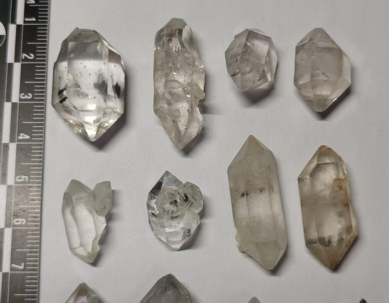 七河·世界世界币章杂件小拍（总第40期） 藏家出品X759（6）云贵闪灵水晶原石一组共12件，总重量约50多克 本件拍品由合作藏家邮寄