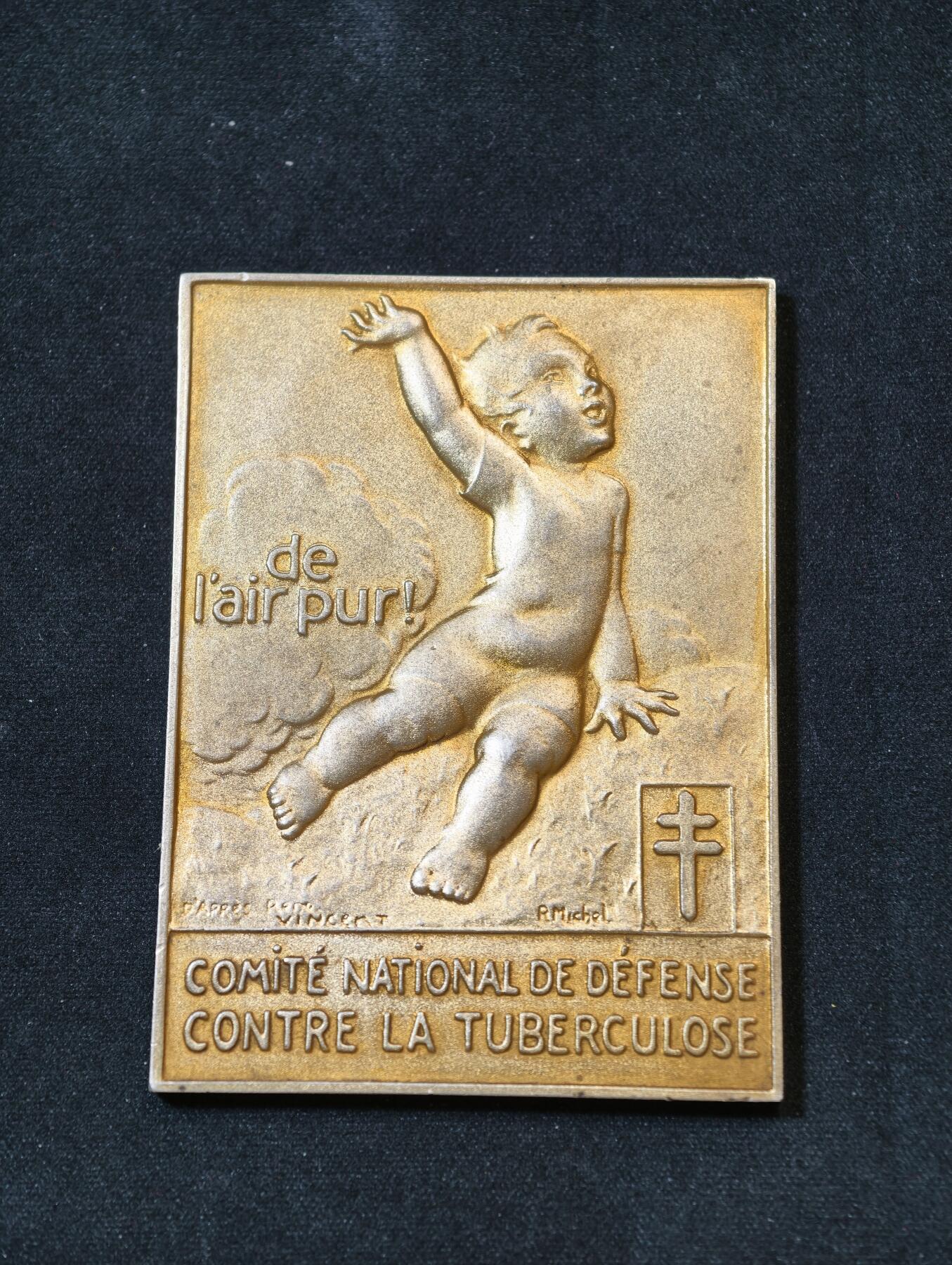 甄臻铺-世界币章拍卖（第53期），甄品场拍品征集中，送拍享返佣金等优惠多多 1930年法国国家肺结核防治委员会颁发的鎏金银章，重82.8克，尺寸68.8毫米 x 50.8毫米，野猪头菱形ARGENT边铭