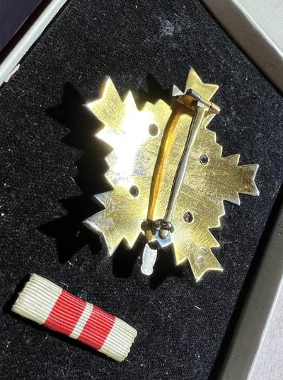 大猫徽章拍卖 第289期  南斯拉夫 人民军勋章 军事功勋勋章一组 原证书 大证书是一级军事功勋的 同一人获得