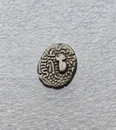 瓶子🏺第231期拍卖会 - 11-12世纪古印度古吉拉特查拉健（查拉建一德）王朝的1德拉克马银币，也被称为“白匈奴”银币