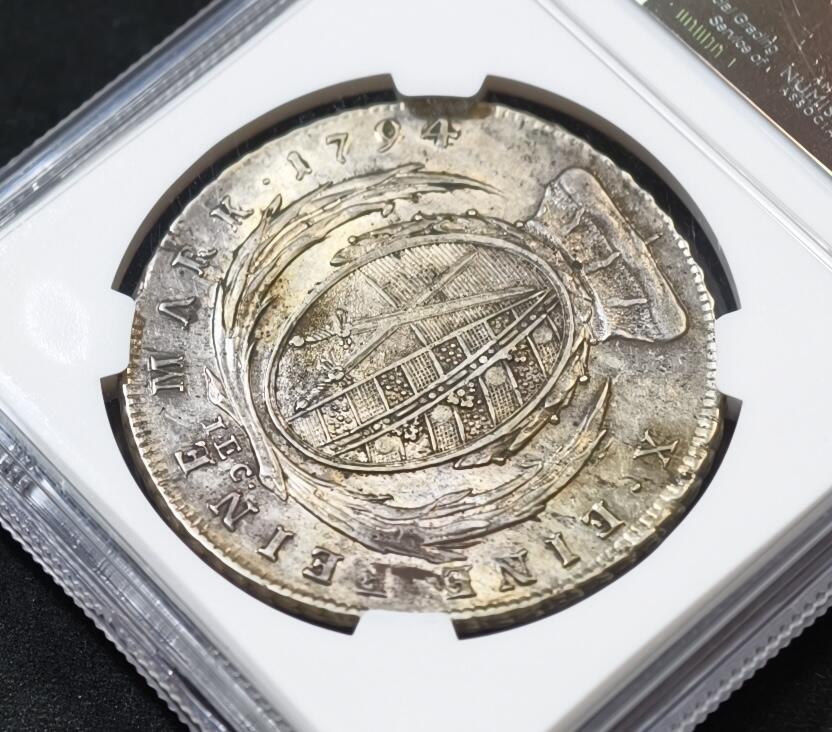 甄臻铺-世界币章拍卖（第53期），甄品场拍品征集中，送拍享返佣金等优惠多多 NGC-AU55  德国萨克森 1794 年 弗里德里希 奥古斯特 三世 盔甲 泰勒大银币，这个品种大部分都是清洗有AU50以上的很难得，喜欢早期泰勒的藏友不要错过