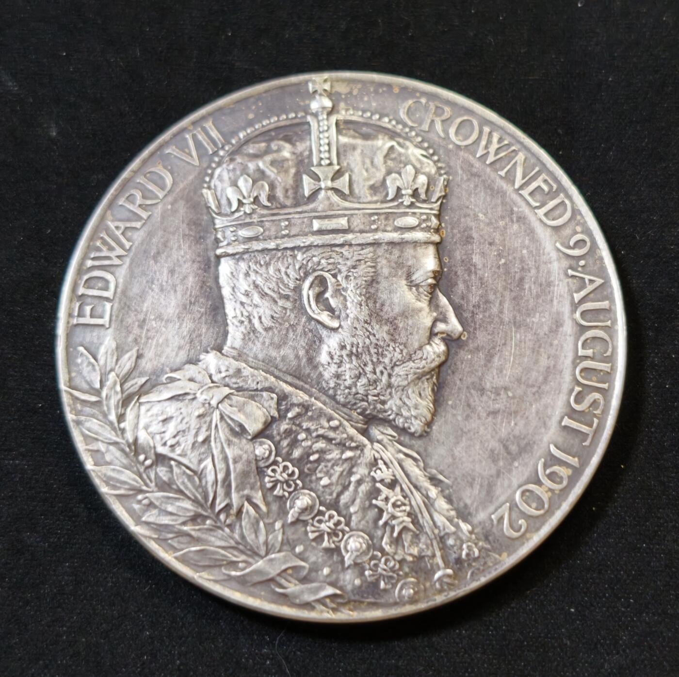 甄臻铺-世界币章拍卖（第53期），甄品场拍品征集中，送拍享返佣金等优惠多多 英国爱德华七世与亚历山德拉王后加冕纪念银币，1902年发行，直径55毫米，重86克，正面爱德华七世头像，背面亚历山德拉王后头像，加冕日期“CROWNED 9 AUGUST 1902”环绕，光边无边铭，币面细节清晰，包浆自然